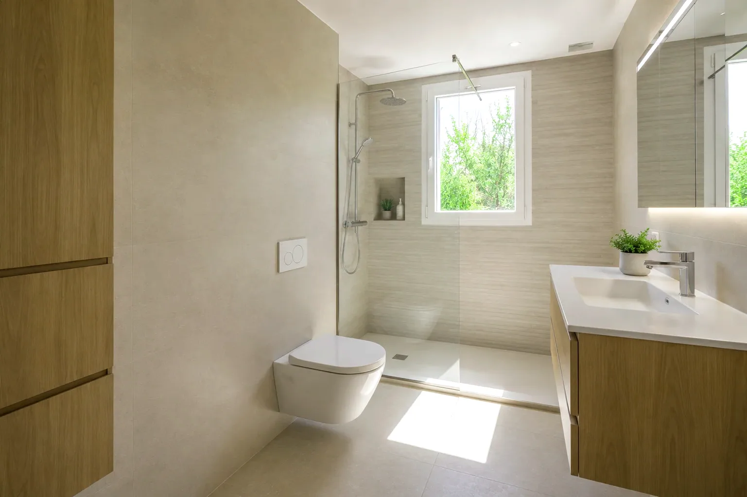 Baño con ducha a ras de suelo renovado en Villena