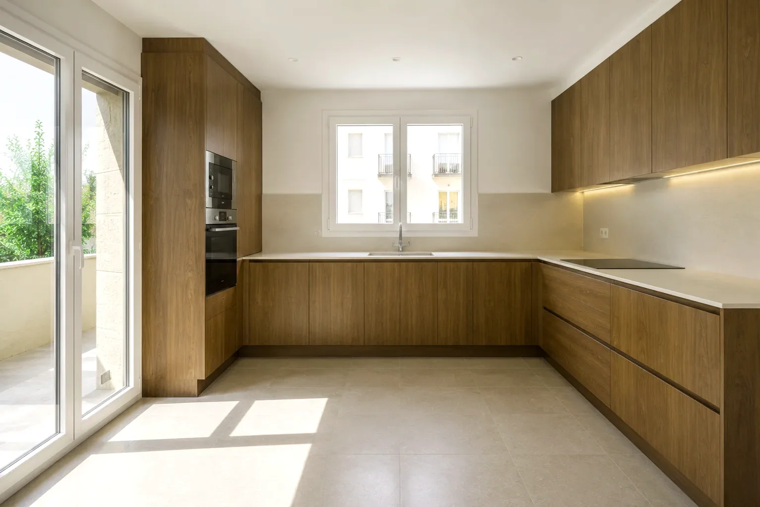 Suelos y carpintería renovados en una vivienda de Villena