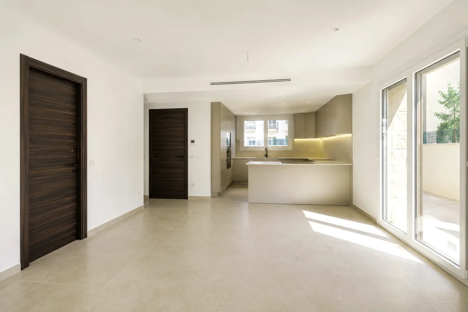 Salón y cocina reformados de forma integral en una vivienda de Villena